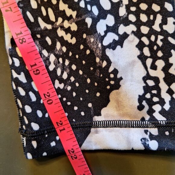 Lululemon Wunder Under Crop Mist White Black size 8 - Picture 4 of 5